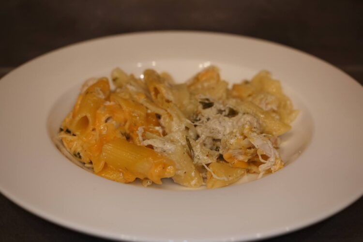 Chicken Alfredo mit Penne auf einem weißen Teller