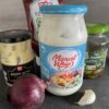 Mayonnaise, Ketchup, Senf, Zwiebel, Knoblauch, Gurke
